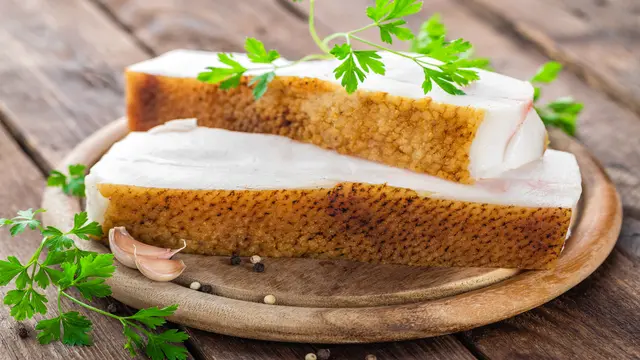 Сало по-украински с чесноком